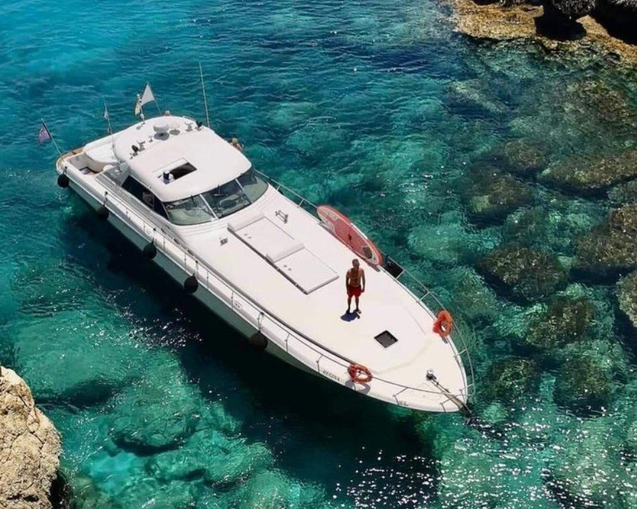 Azure Yacht Club: Βόλταρε και κάνε το party που ονειρεύεσαι και θα σου μείνει αξέχαστο